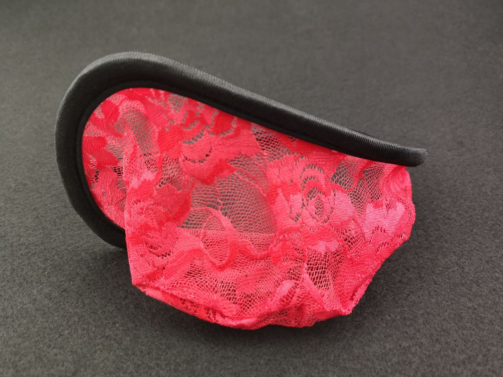 Spitzen-C-String mit offenem Rücken