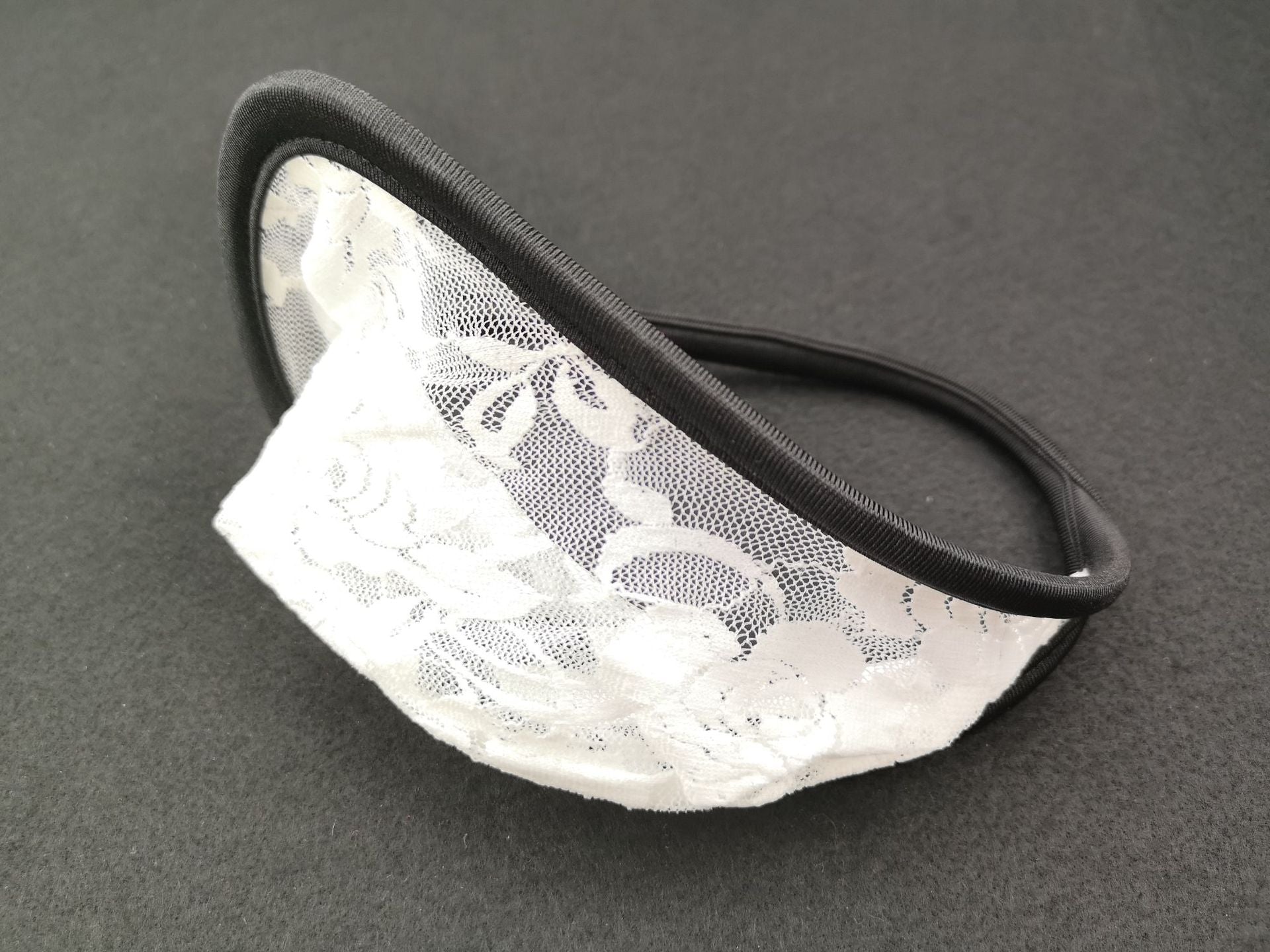 Spitzen-C-String mit offenem Rücken