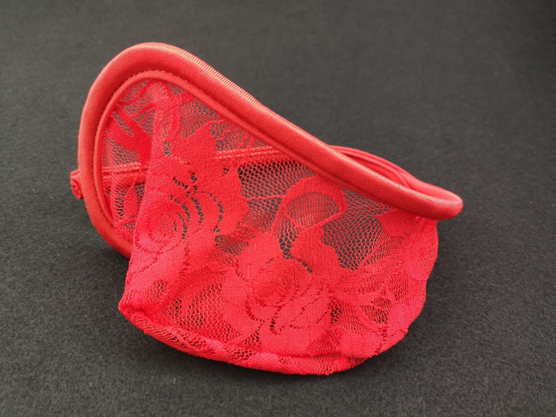 Spitzen-C-String mit offenem Rücken